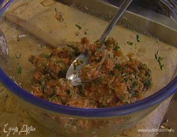 В куриный фарш добавить сухари, яйца, петрушку, молоко, томатную пасту, натертый твердый сыр, все посолить, поперчить и вымешать. 