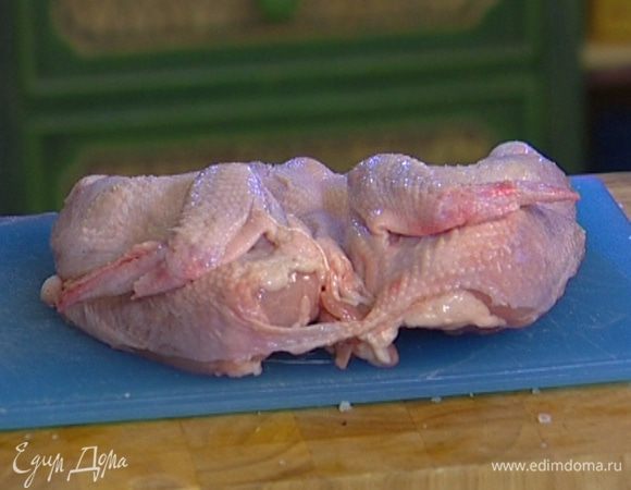 Тушку цыпленка вымыть, просушить бумажным полотенцем и разрезать по центральной кости так, чтобы его можно было распластать.