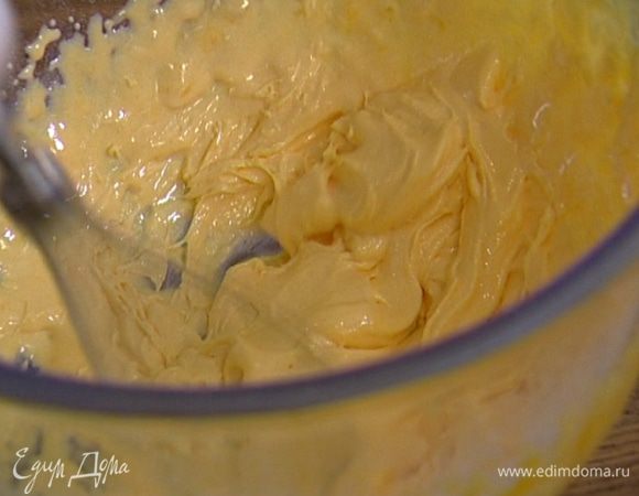 Желтки и 100 г сахарной пудры взбить так, чтобы масса посветлела и слегка увеличилась в объеме. 