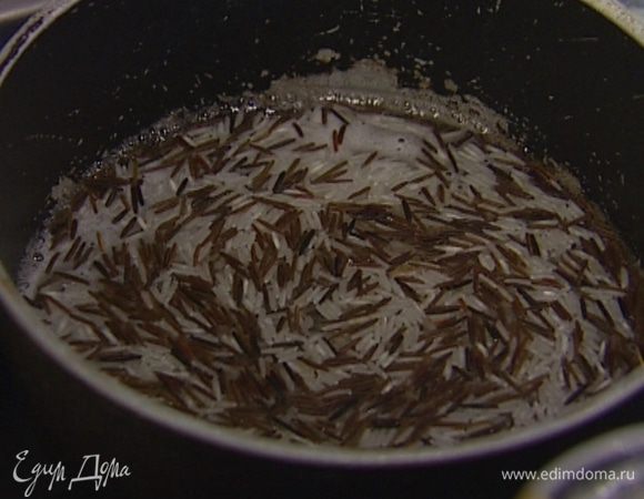 Рис отварить согласно инструкции на упаковке.