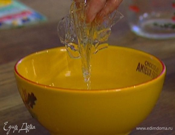 Желатин предварительно замочить в воде. 