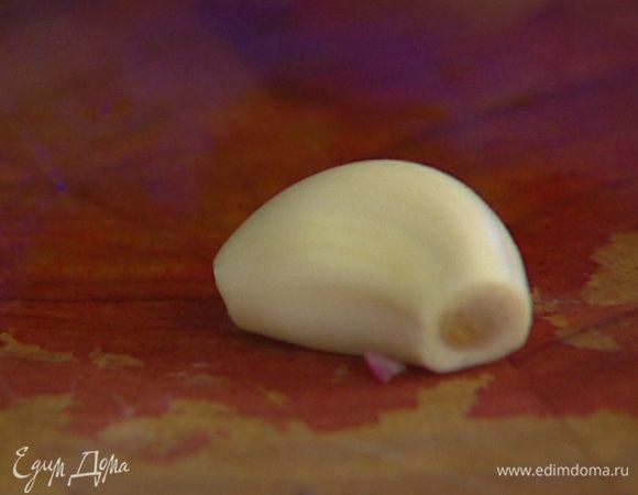 Лук-шалот и чеснок почистить.