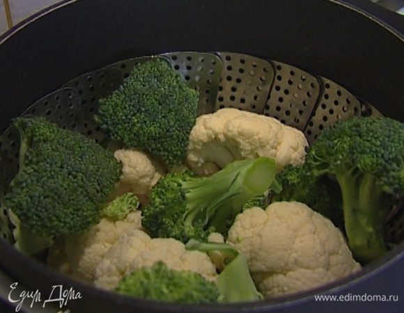 Брокколи и цветную капусту разобрать на соцветия и отваривать на пару в течение 8-10 минут, затем обдать холодной водой. 