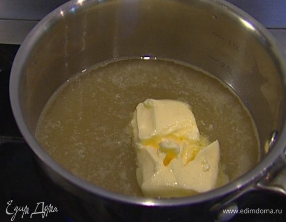 Приготовить тесто: сливочное масло, соль, сахар и 100 мл воды соединить в небольшой кастрюле и довести до кипения на медленном огне. Как только жидкость закипит, снять с огня. 