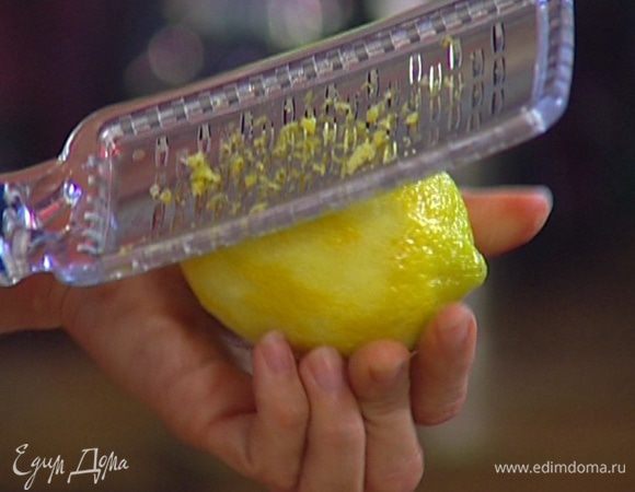 Цедру лайма и лимона натереть на мелкой терке.