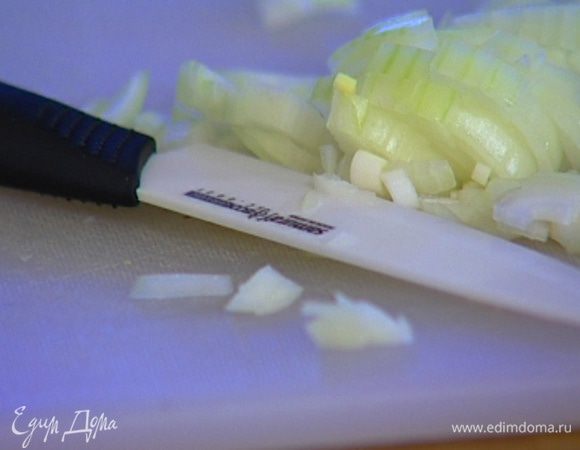 Лук и чеснок почистить и порубить.