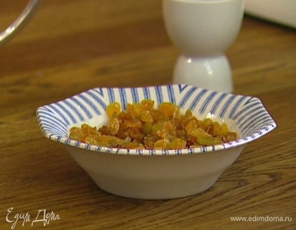 Изюм замочить в 50 мл рома на час. 