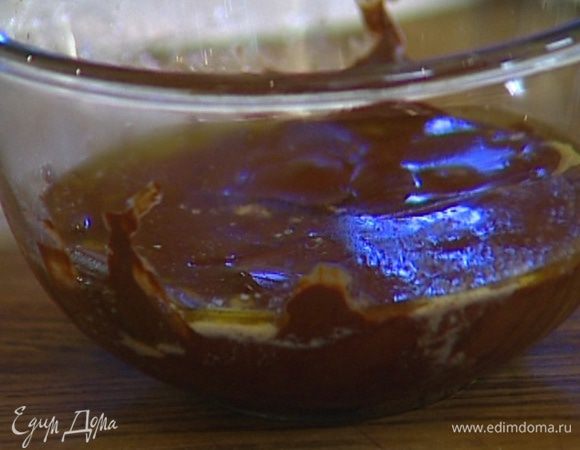 Шоколад поломать на кусочки, положить в небольшую кастрюлю, добавить сливочное масло и растопить все на водяной бане.