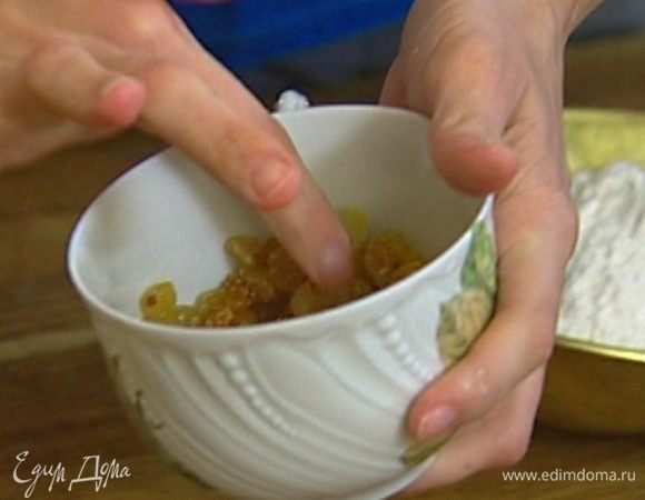 Изюм замочить в граппе. 