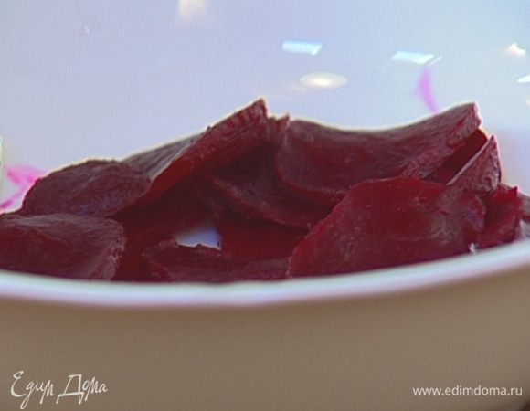 Свеклу отварить, почистить и нарезать тонкими пластинками. 