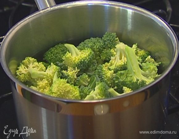 Брокколи разрезать на небольшие соцветия и отваривать в кипящей воде в течение 5 минут. Слить, сохранив 100 мл воды.