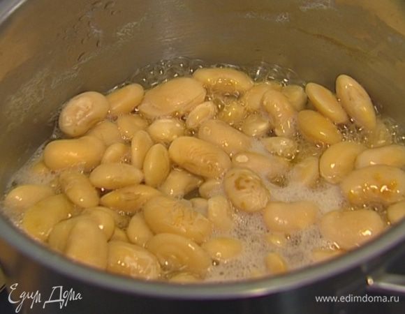 Фасоль замочить в воде на ночь, затем отварить до готовности, в самом конце варки посолить. 