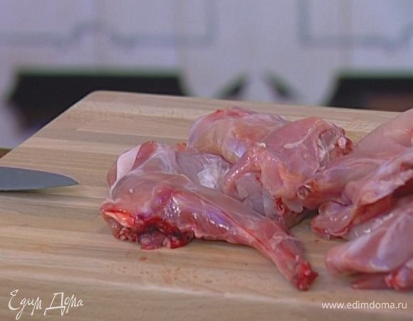 Тушку кролика разделать, порезав на небольшие куски. 