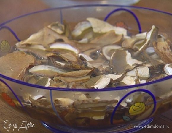 Сухие грибы замочить в 150 мл горячей воды на 20 минут, затем воду слить и сохранить, а грибы промыть. 




