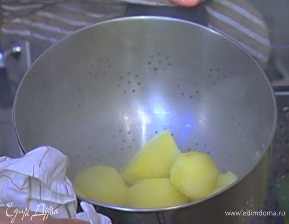 Картофель почистить, помыть и отварить (не переварить!). 