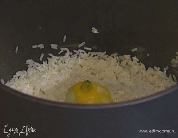 Рис залить двумя стаканами кипятка, добавить половинку лимона, растительное масло и отварить.
