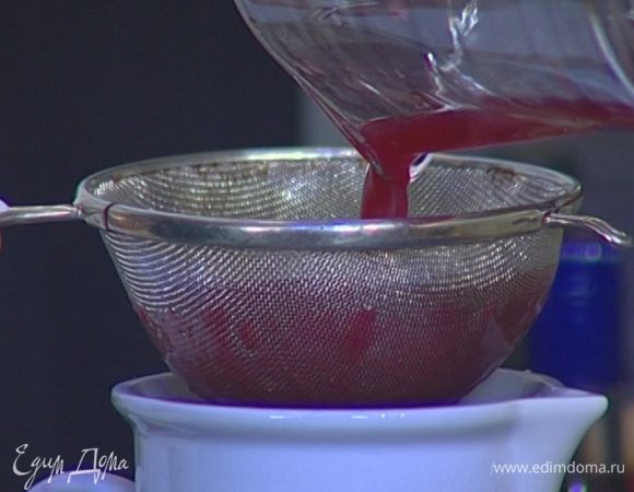 Из гранатов и апельсинов выжать сок, перемешать и процедить через сито, чтобы избавиться от мякоти апельсинов.