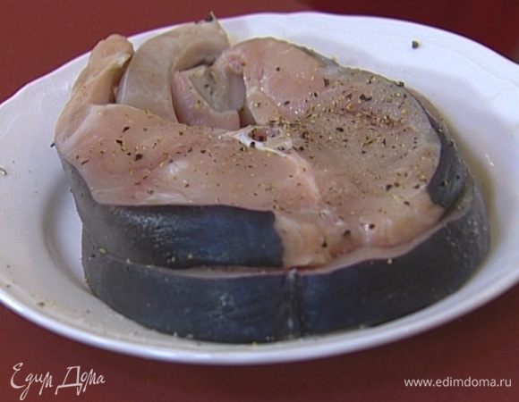 Рыбу вымыть, просушить бумажным полотенцем, посолить и поперчить.