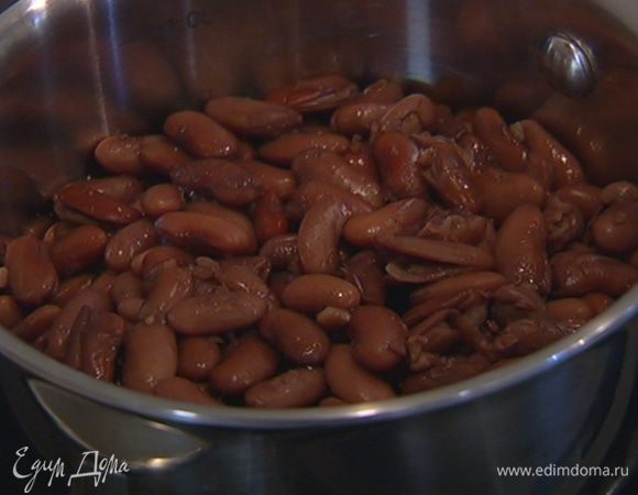 Фасоль замочить в холодной воде на несколько часов, а лучше на ночь, затем отварить.