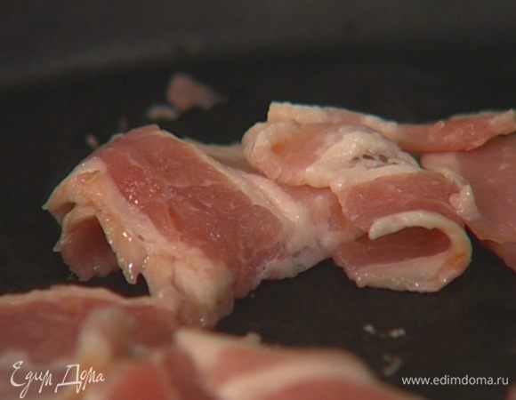 Бекон мелко нарезать и обжарить его в тяжелой сковороде.