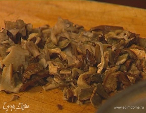 Грибы замочить на 30 минут в полутора литрах воды, затем воду слить через мелкое сито, а лучше через марлю. Получившийся грибной бульон сохранить, грибы промыть и порубить.