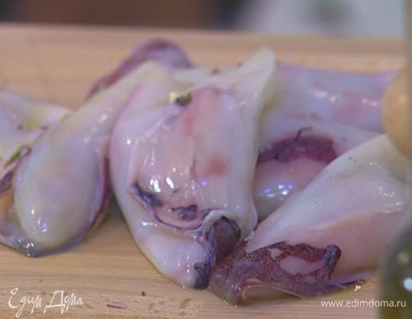 Кальмаров вычистить изнутри и промыть под струей воды.