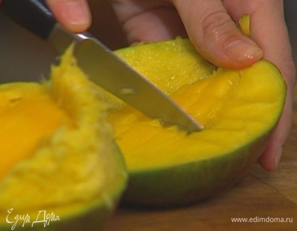 Манго почистить, удалить косточку, мякоть нарезать кубиками.