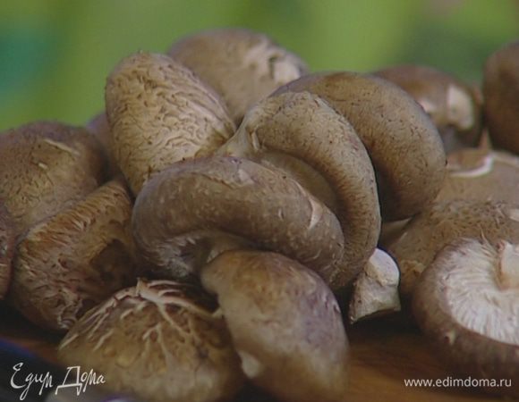 Грибы почистить, срезать ножки, промыть под проточной водой и нарезать.