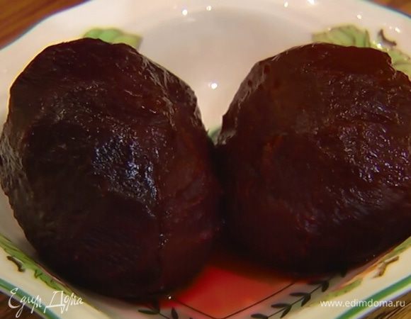 Свеклу отварить, почистить и нарезать кубиками.