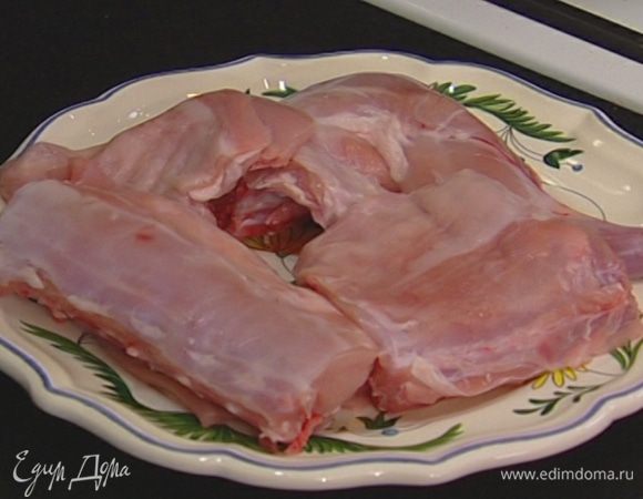 Тушку кролика вымыть, обсушить бумажным полотенцем и нарезать крупными кусками.