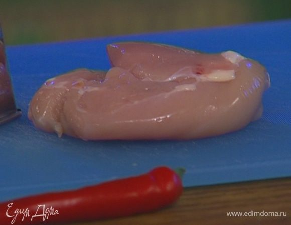 Курицу нарезать крупными кубиками.