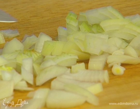 Лук почистить и мелко нарезать.