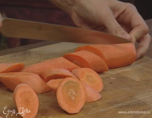 Морковь, пастернак и чеснок почистить и крупно нарезать.