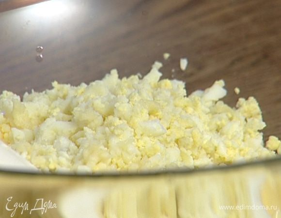 Яйца отварить вкрутую и размять вилкой.