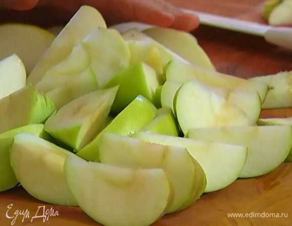 Яблоки, удалив семена, нарезать небольшими дольками.