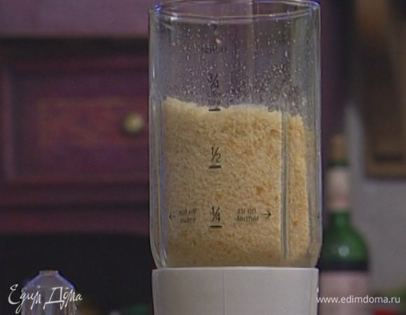 С батона срезать корку и измельчить мякоть в блендере.