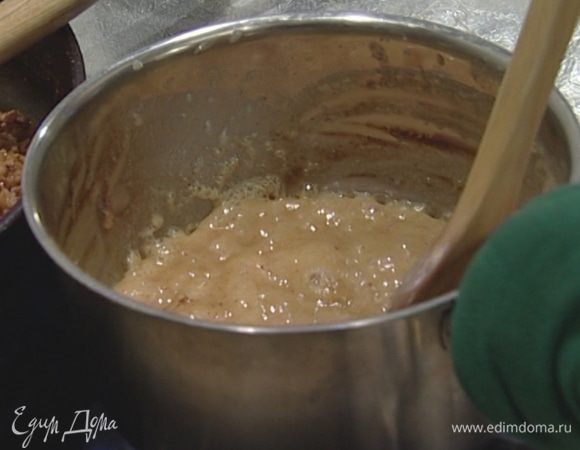 Влить в кастрюлю молоко, добавить сливочное масло, сахарную пудру, мед и поставить на огонь. Прогревать примерно 30 минут, постоянно помешивая. Масса должна стать густой и приобрести карамельный цвет.