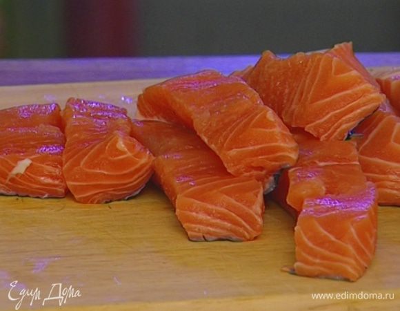 Рыбу вымыть, высушить бумажным полотенцем и нарезать полосками шириной примерно 2 см.