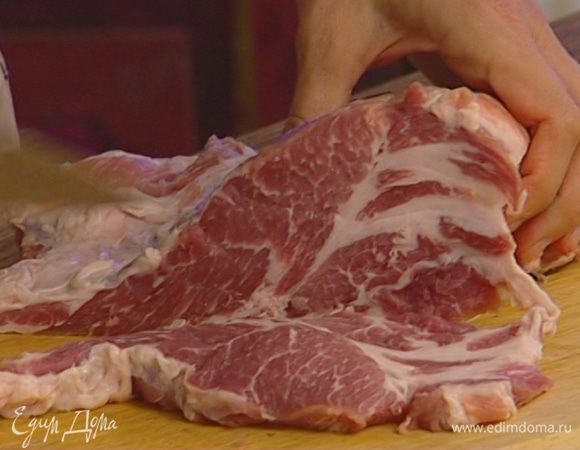 Свинину вымыть и просушить бумажным полотенцем. Нарезать на куски толщиной 1 см.