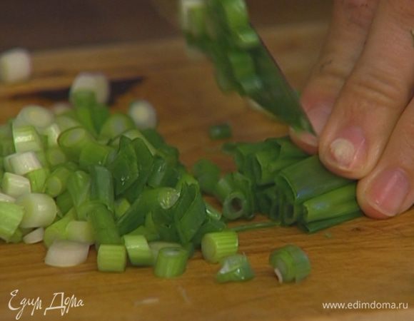 Зеленый лук и сельдерей мелко нарезать.