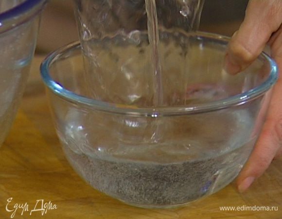 Желатин замочить в холодной воде.