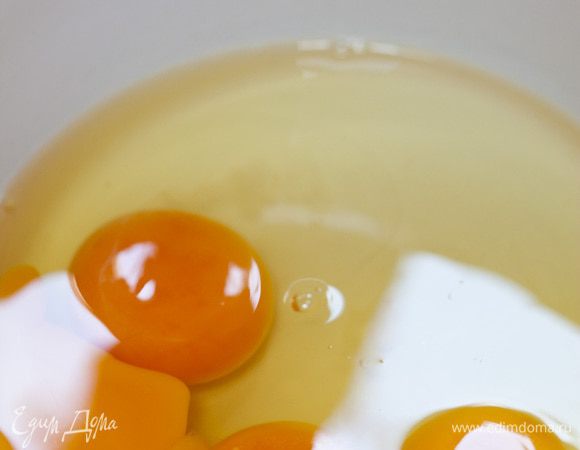 Яйца слегка взбить.