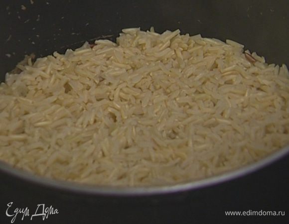 Рис всыпать в кипящую подсоленную воду, накрыть крышкой и отварить согласно инструкции на упаковке.