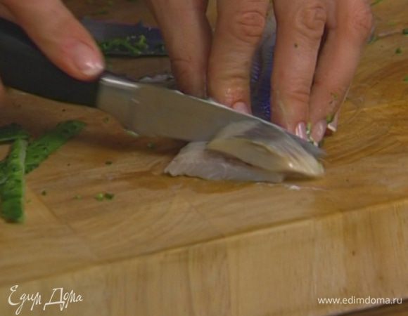 Филе сельди нарезать небольшими кусочками.