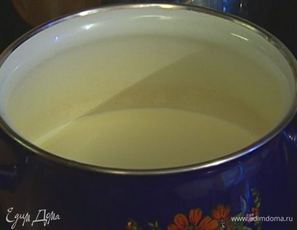 Сливки довести до кипения, но не кипятить.