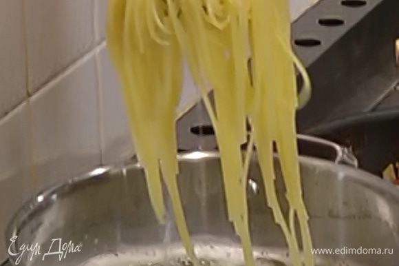 Спагетти отварить в подсоленной воде (не переварить!), затем воду слить.