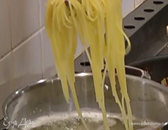 Спагетти отварить в подсоленной воде (не переварить!), затем воду слить.
