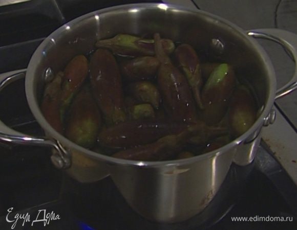 Баклажаны отправить в кипящую воду и варить 5–7 минут (если они довольно крупные, то варить следует минут 15).