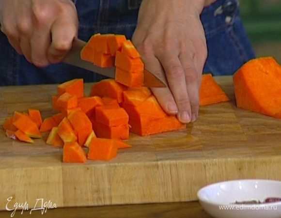 Тыкву очистить от кожуры и семян и порезать на кусочки 1х1 см.