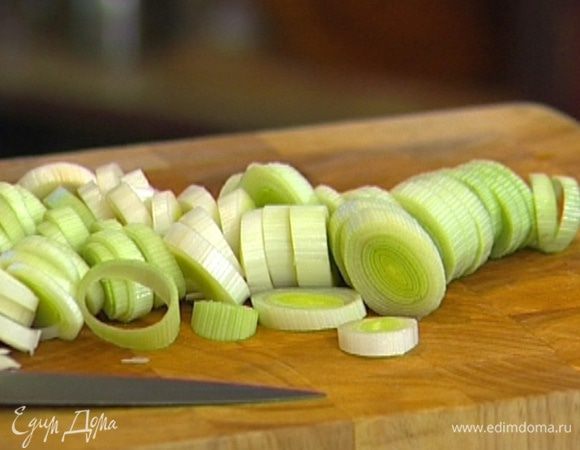 Лук-порей тонко нарезать.